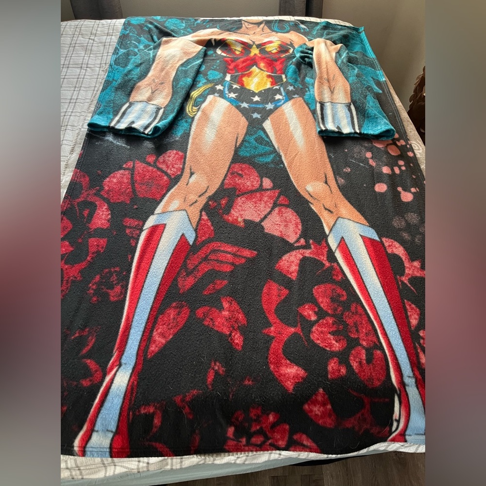 DC Comics Wonder Woman‎ Wearable Fleece Throw Blanket with Sleeves Northwest Co